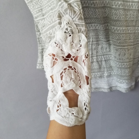 X NOLLIE JUNIORS V NECK CROCHET SLEEVE HEM BLOUSE - Picture 4 of 8